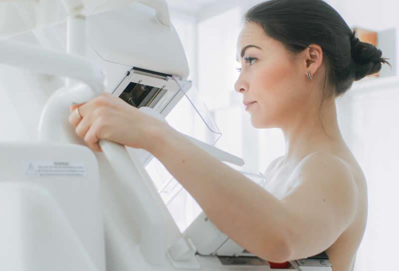 Mulheres com silicone podem fazer mamografia? 